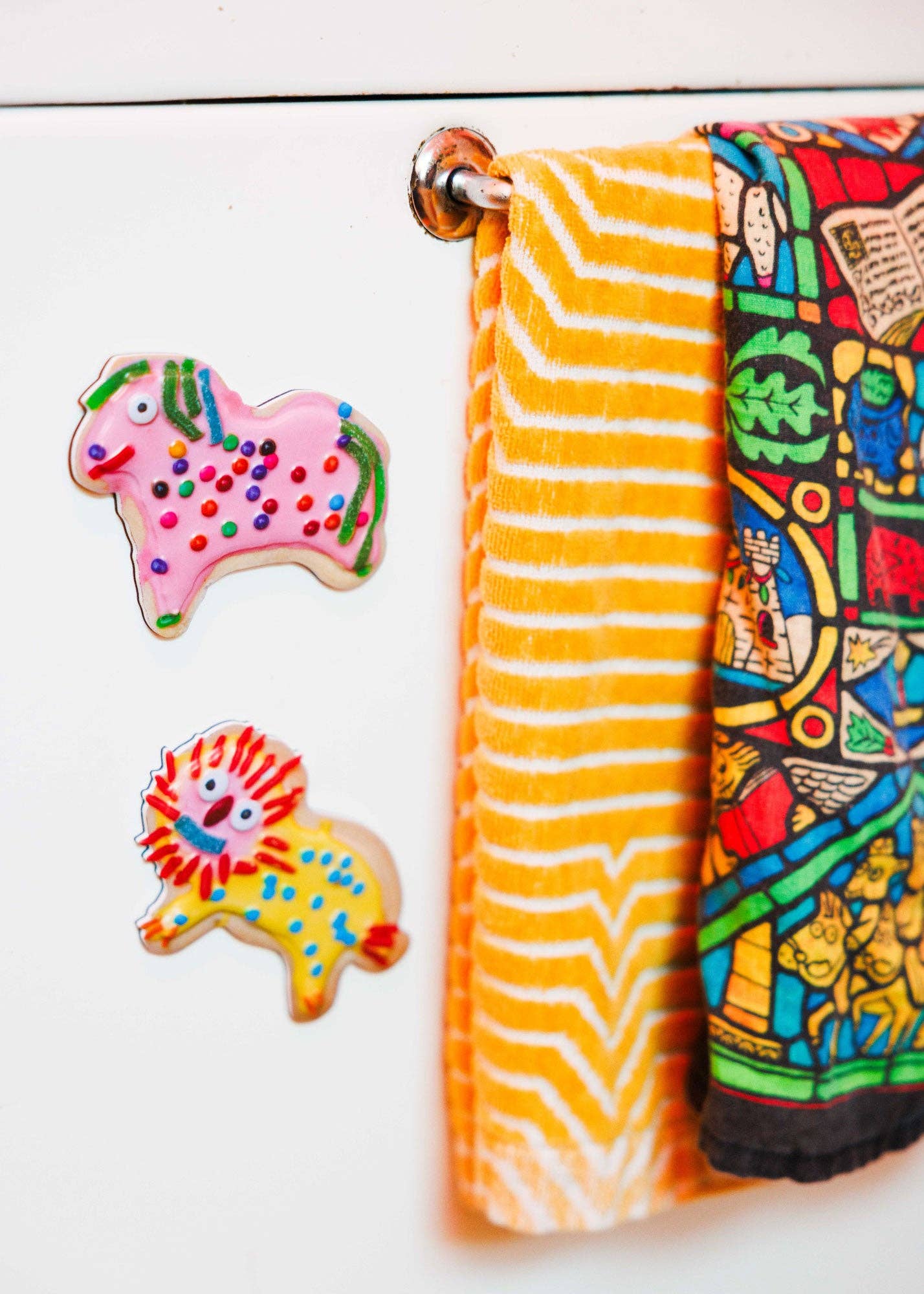 Weird Lion Cookie Magnet - Image 3